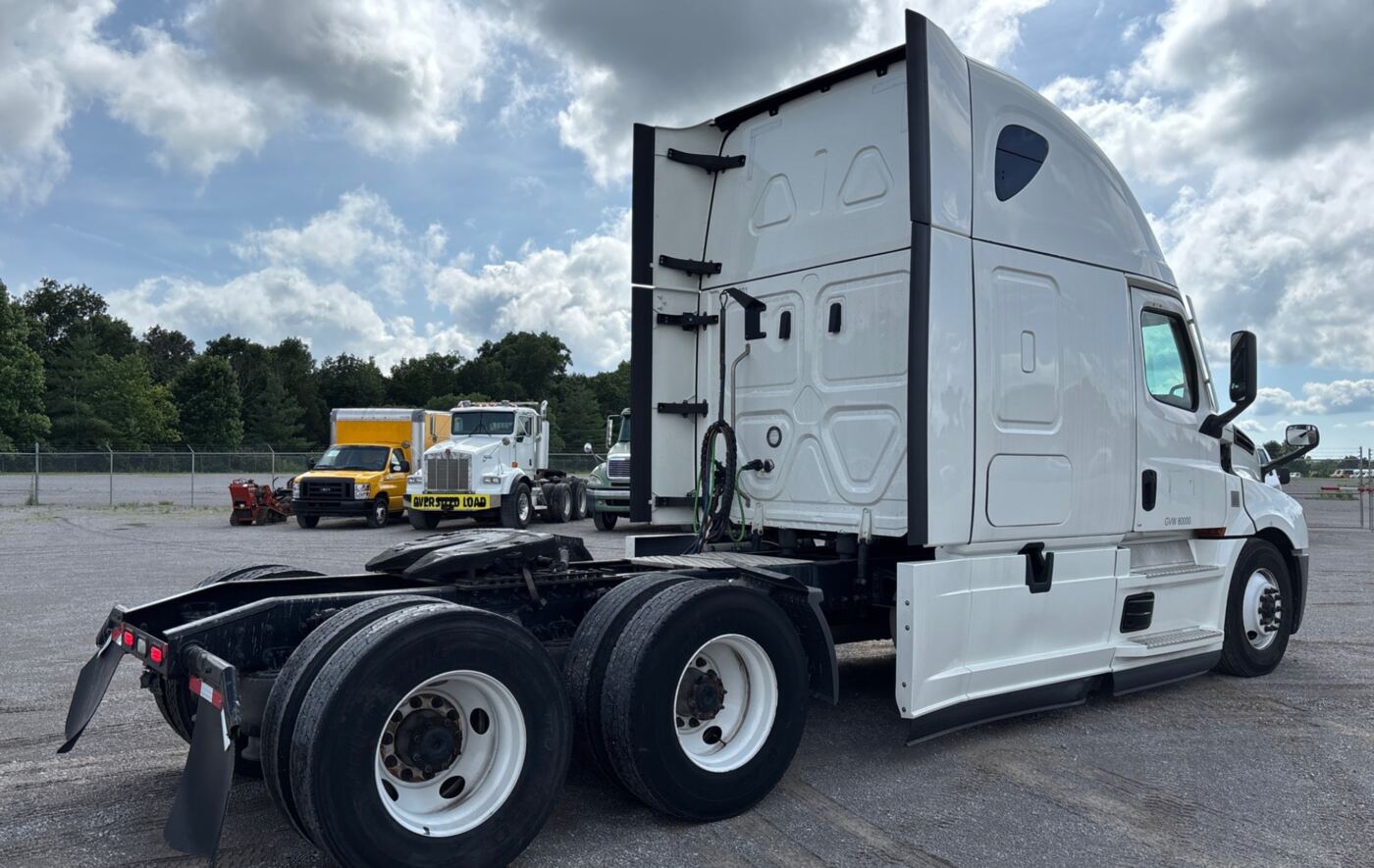 2022 Freightliner Cascadia 126 6x4 TA Sleeper thumbnail 3