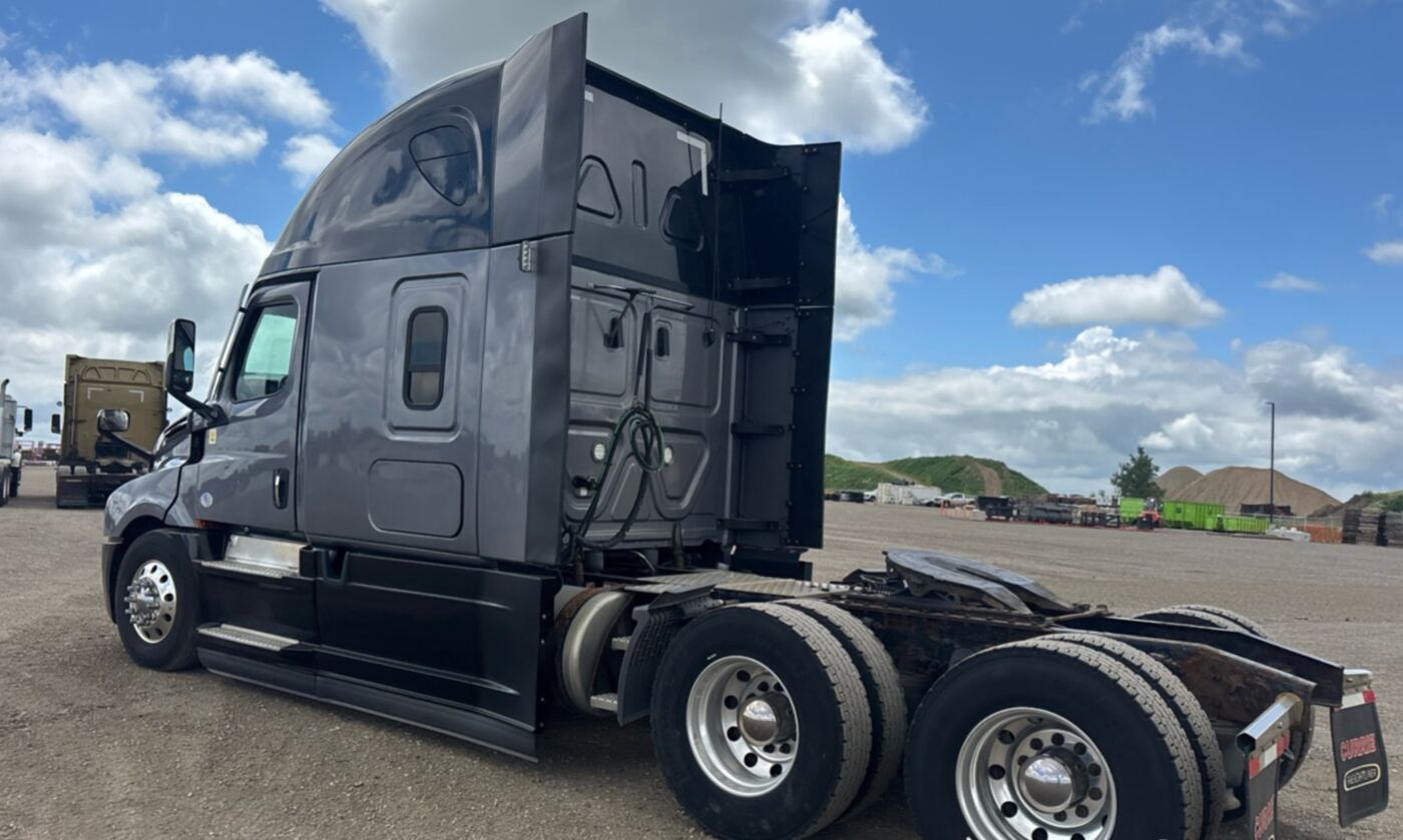 2020 Freightliner Cascadia 6x4 TA Sleeper thumbnail 2