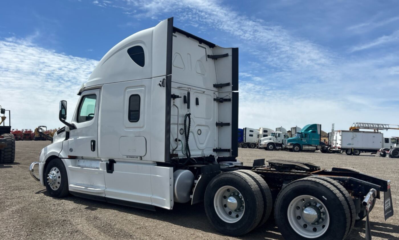 2021 Freightliner Cascadia 126 6x4 TA Sleeper thumbnail 3